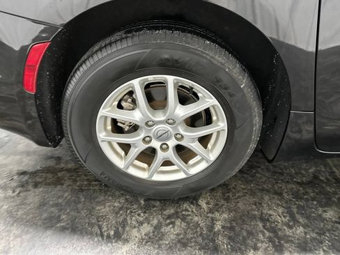 Used 2023 Chrysler Pacifica Touring-L FWD image 5