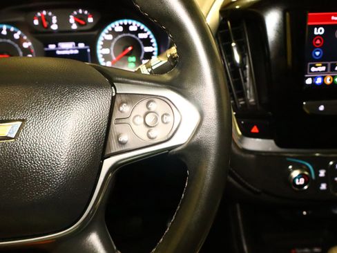 Used 2023 Chevrolet Traverse LT image 12