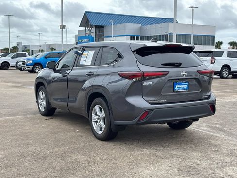 Used 2024 Toyota Highlander LE AWD/4WD image 17