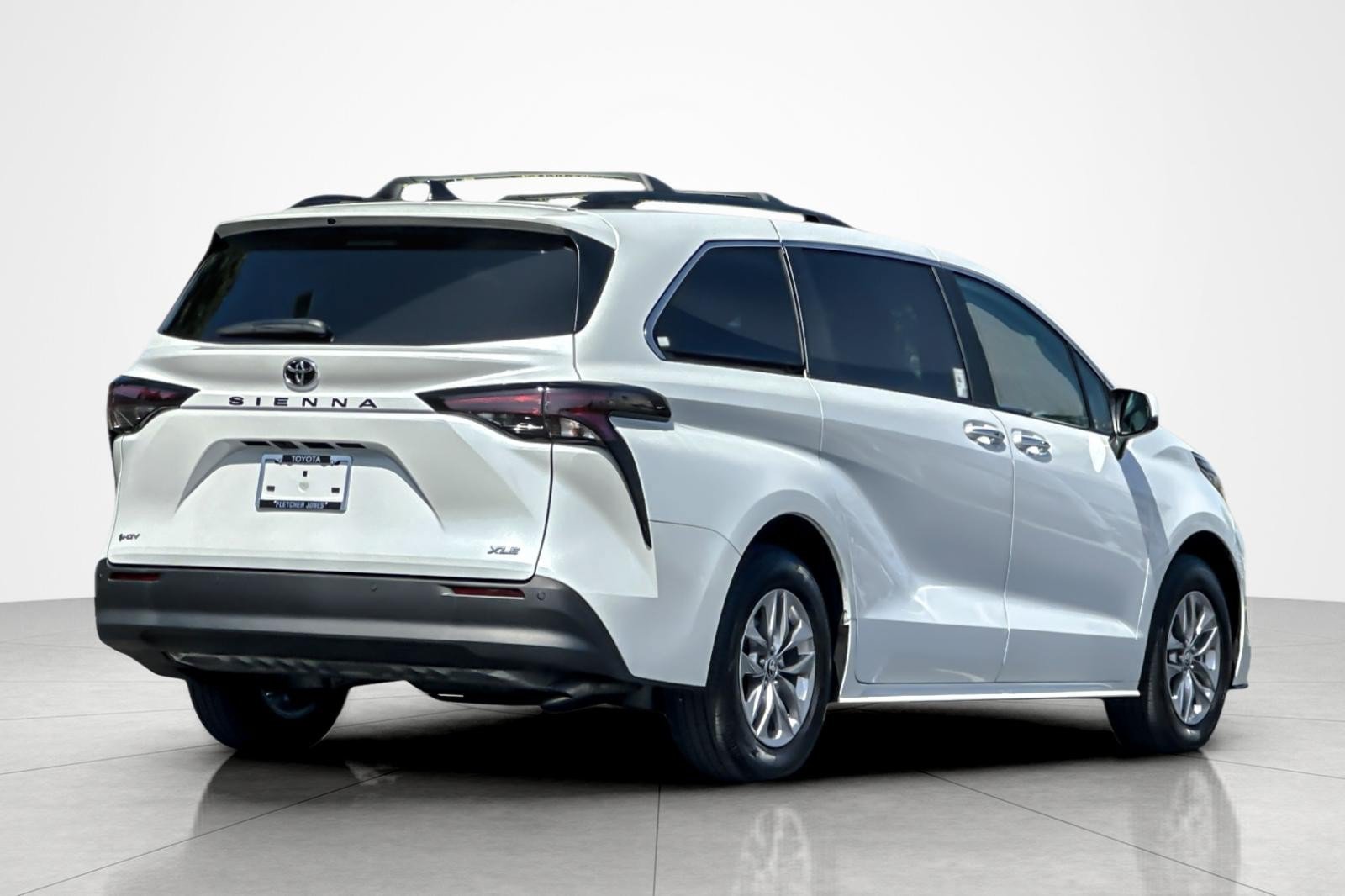 Certified 2026 Toyota Sienna XLE FWD image 5