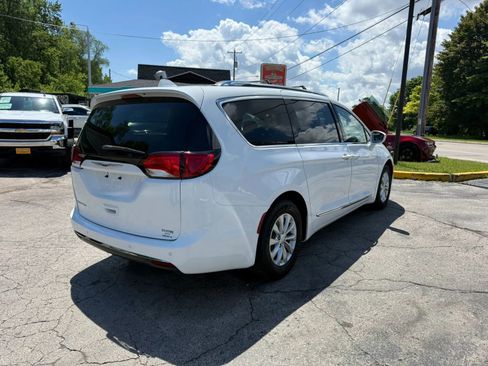Used 2018 Chrysler Pacifica Touring-L FWD image 5
