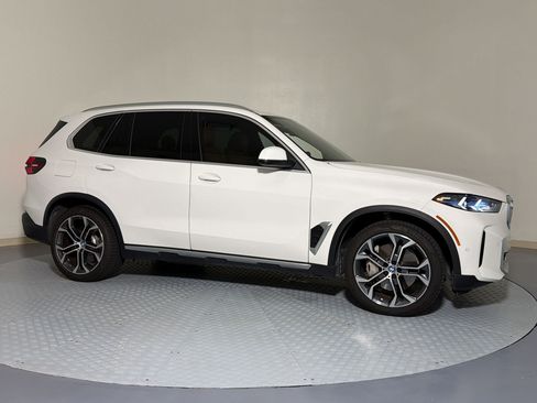 Used 2025 BMW X5 xDrive50e w/ Premium Package AWD/4WD image 3