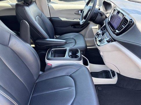 Used 2024 Chrysler Pacifica Limited FWD image 11