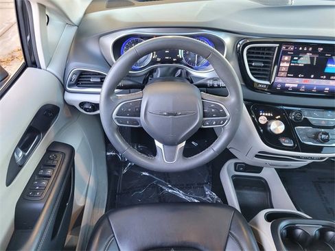 Used 2023 Chrysler Pacifica Touring-L image 13