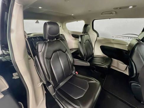 Used 2024 Chrysler Pacifica Touring-L FWD image 28