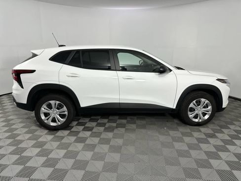 Used 2025 Chevrolet Trax LS image 18