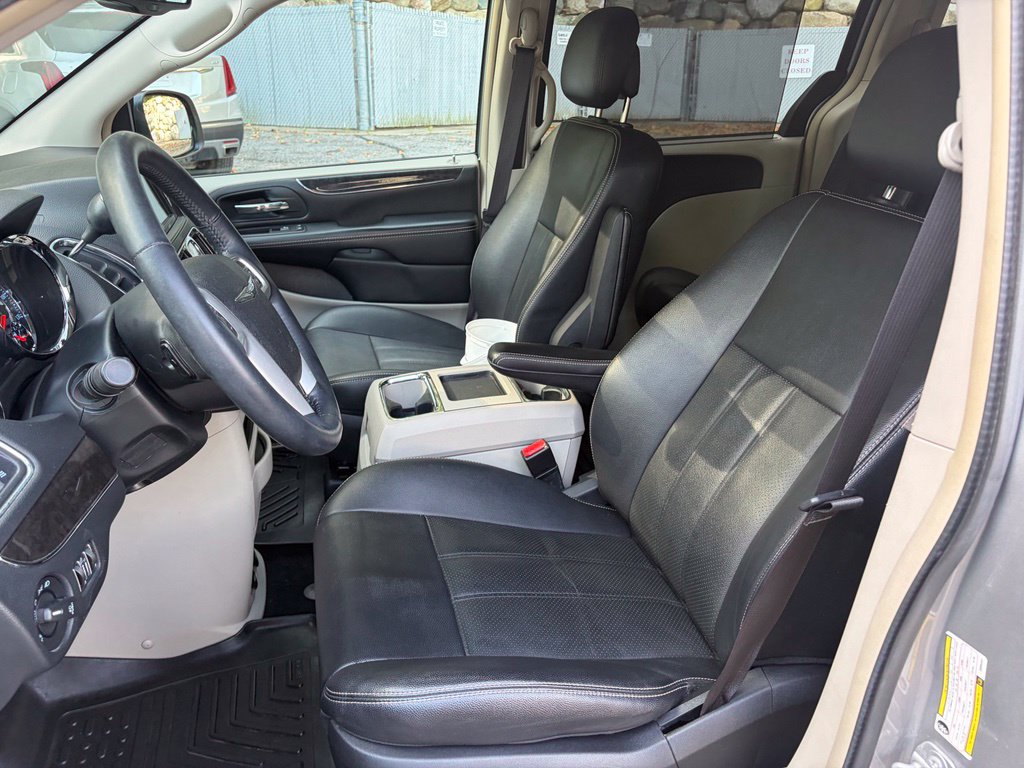 Used 2016 Chrysler Town & Country Touring-L w/ Driver Convenience Group FWD image 18