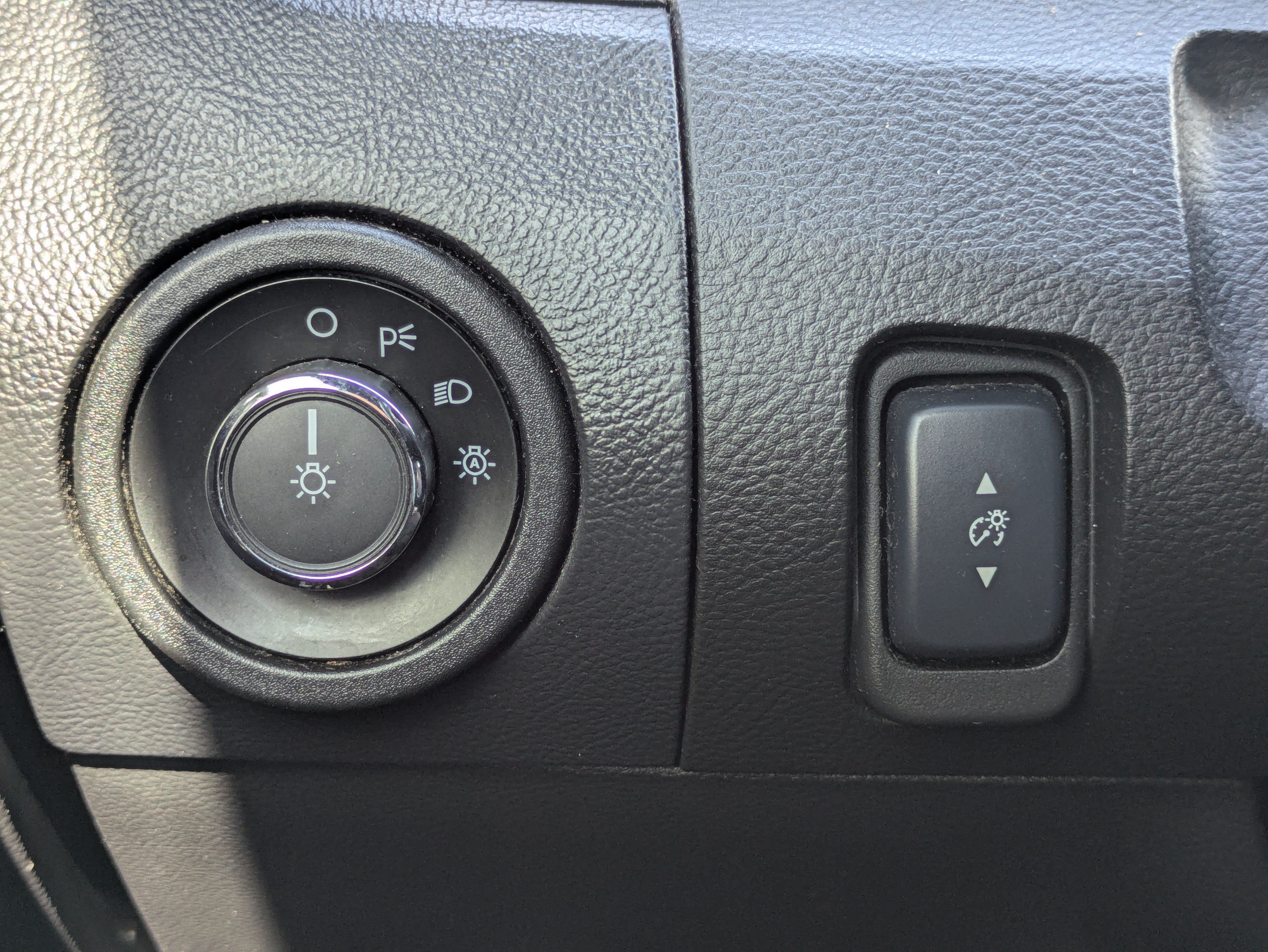 Used 2015 Ford Taurus SEL FWD image 28