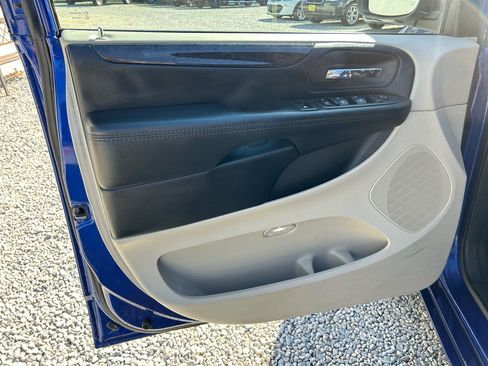 Used 2019 Dodge Grand Caravan SE w/ UConnect Hands-Free Group image 10