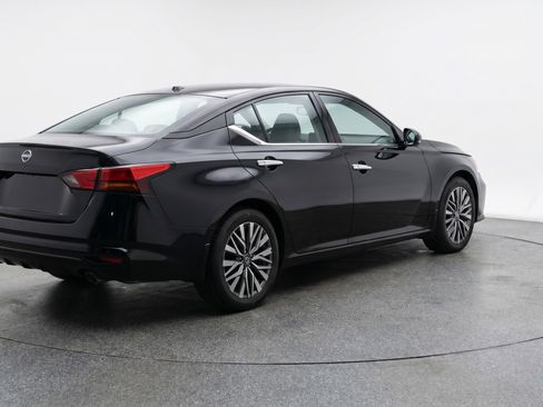 Used 2025 Nissan Altima 2.5 SV FWD image 9