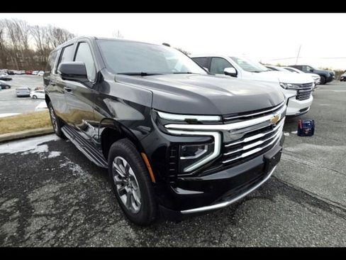 Used 2025 Chevrolet Suburban LT w/ Comfort Package image 2