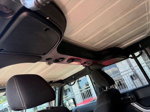 Used 2018 Jeep Wrangler Unlimited Sahara w/ Connectivity Group AWD/4WD image 16