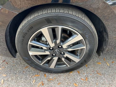 Used 2025 Nissan Versa SV image 25