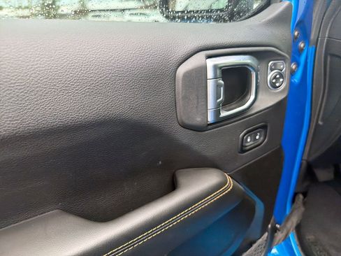 Used 2025 Jeep Gladiator Sport w/ Premium Package image 12