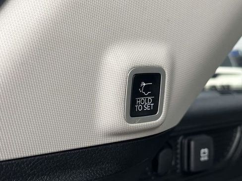 Used 2023 Jeep Grand Cherokee Limited w/ Black Appearance Package image 21