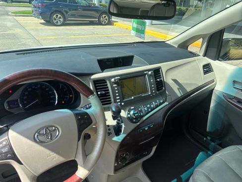 Used 2011 Toyota Sienna Limited w/ Premium Pkg FWD image 16