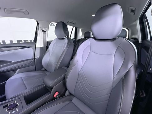 New 2025 Volkswagen Tiguan SE image 11