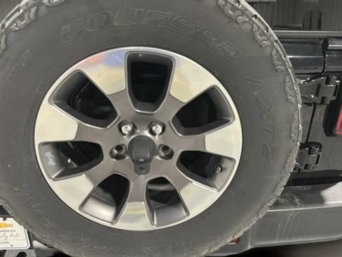 Used 2018 Jeep Wrangler Unlimited Sahara AWD/4WD image 32