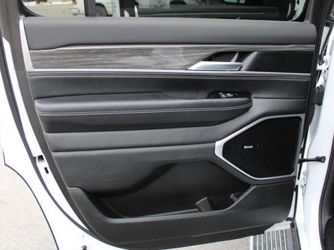 Used 2022 Jeep Wagoneer Series III w/ Premium Group I image 38