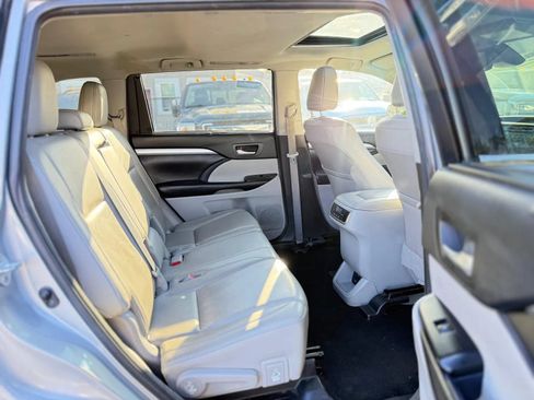 Used 2017 Toyota Highlander XLE w/ Carpet Mat Package AWD/4WD image 28