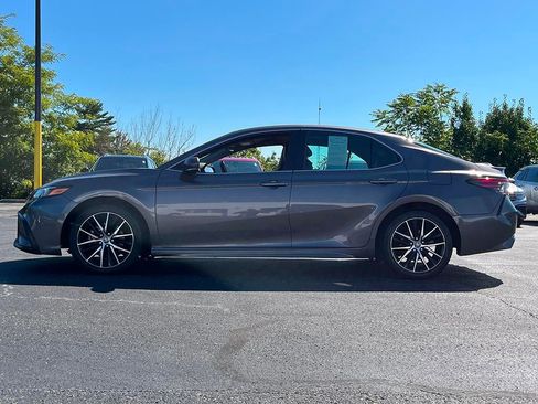 Used 2023 Toyota Camry SE image 4