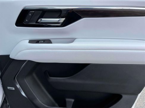 Used 2025 Chevrolet Suburban Premier image 21