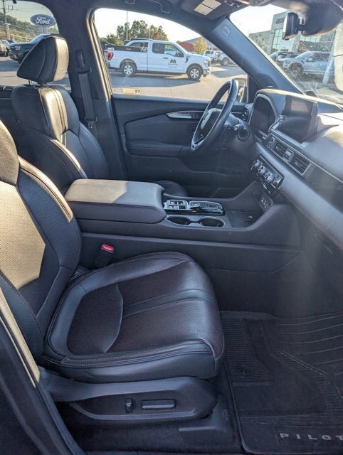 Used 2025 Honda Pilot Black Edition image 12