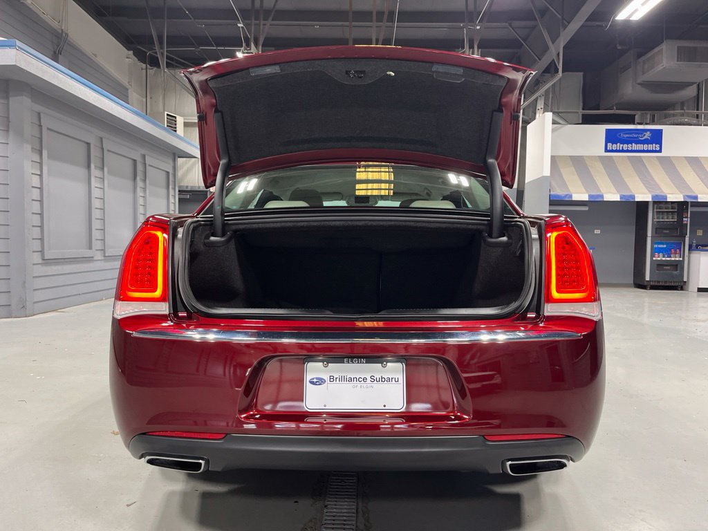 Used 2018 Chrysler 300 Touring L RWD image 9