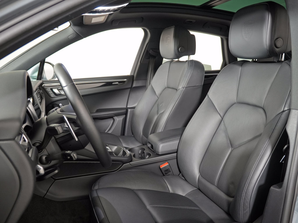 Certified 2023 Porsche Macan Turbo AWD/4WD image 5
