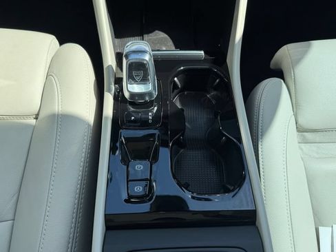 Certified 2025 Volvo XC40 B5 Ultra w/ Protection Package Premier AWD/4WD image 20