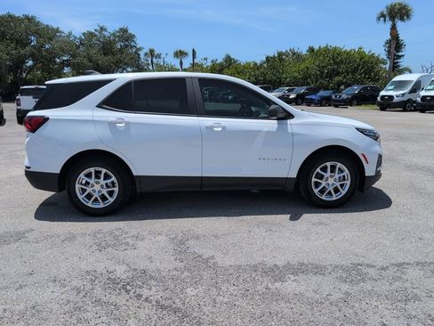 Used 2022 Chevrolet Equinox LS w/ Driver Confidence II Package FWD image 2