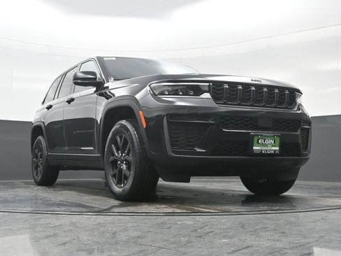 New 2026 Jeep Grand Cherokee Altitude image 17