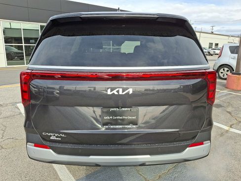 Used 2025 Kia Carnival image 6