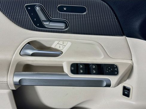 Used 2022 Mercedes-Benz GLB 250 4MATIC w/ Premium Package image 24