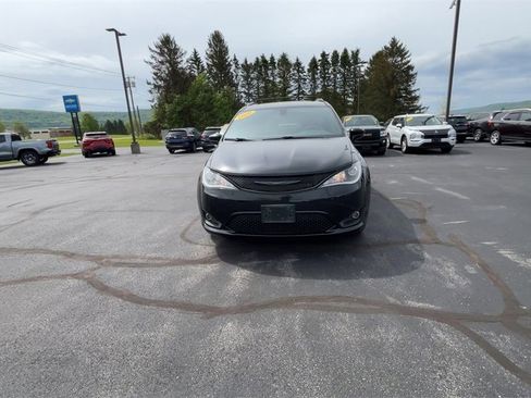 Used 2020 Chrysler Pacifica Touring-L image 3