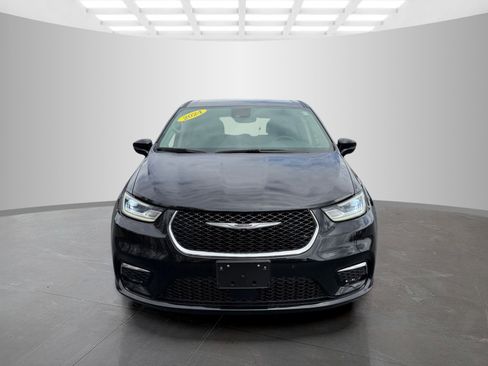 Used 2024 Chrysler Pacifica Touring-L image 2