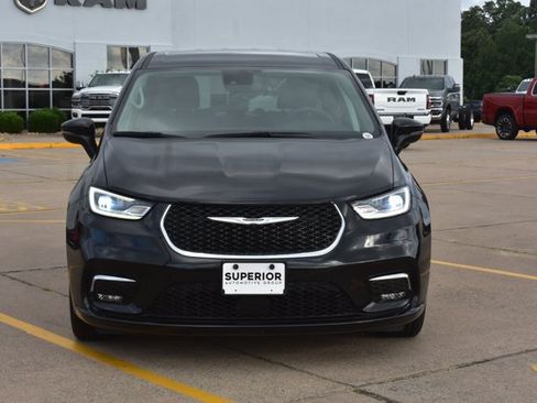 Used 2023 Chrysler Pacifica Touring-L FWD image 2