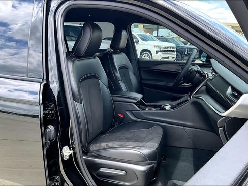 Used 2023 Jeep Grand Cherokee L Laredo RWD image 9