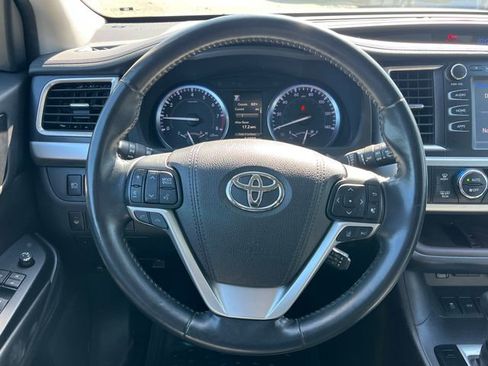 Used 2018 Toyota Highlander XLE AWD/4WD image 18