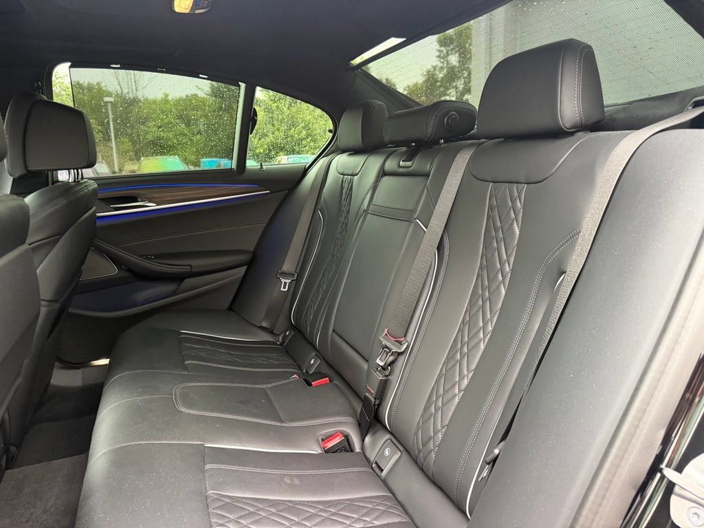 Used 2023 BMW M550i xDrive w/ Dynamic Handling Package AWD/4WD image 10