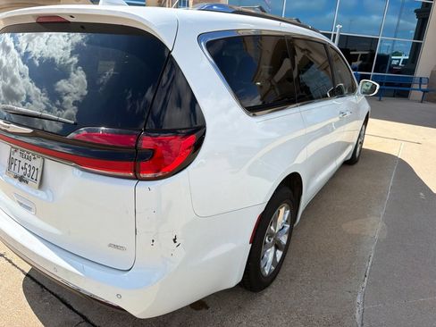 Used 2021 Chrysler Pacifica Touring-L w/ Uconnect Theater Family Group AWD/4WD image 5