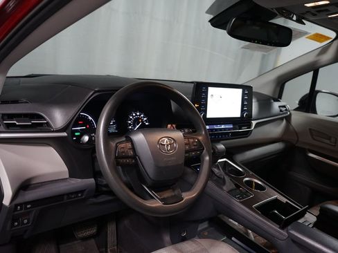 Used 2022 Toyota Sienna LE w/ LE Plus Package FWD image 7