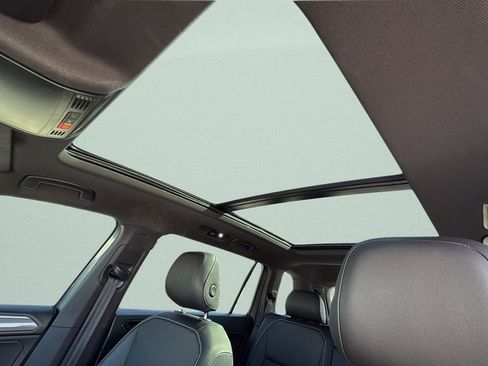 Used 2023 Volkswagen Tiguan SE R-Line image 21