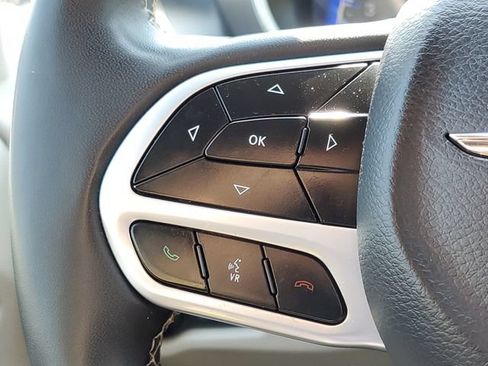 Used 2023 Chrysler Pacifica Touring-L FWD image 15