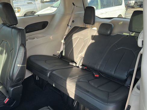 Used 2017 Chrysler Pacifica Touring-L Plus w/ Advanced Safetytec Group image 13