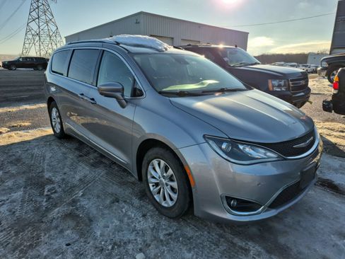 Used 2018 Chrysler Pacifica Touring-L w/ Advanced Safetytec Group FWD image 5