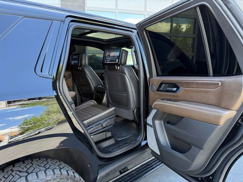 Used 2025 GMC Yukon Denali Ultimate AWD/4WD image 36