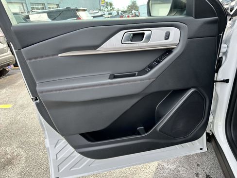 Used 2025 Ford Explorer Active image 9