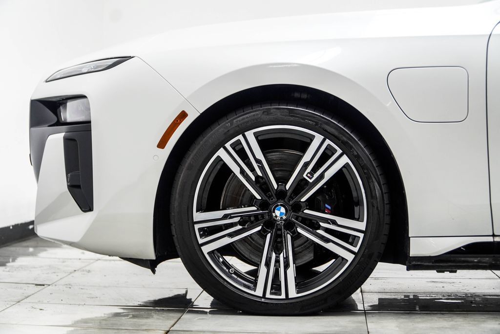 Used 2025 BMW 750e xDrive w/ Executive Package AWD/4WD image 17