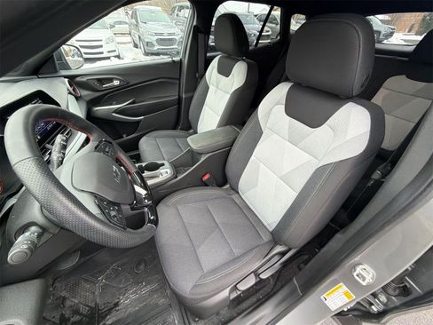Used 2025 Chevrolet Trax RS w/ Sunroof Package image 19